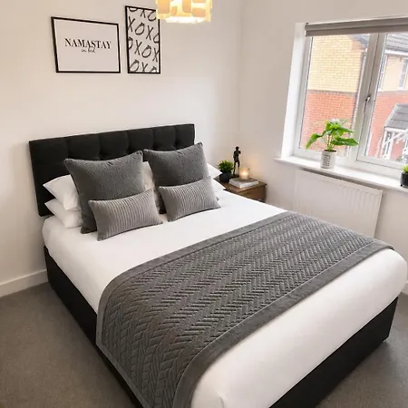 Convenient Centre 3bd With Free Parking *