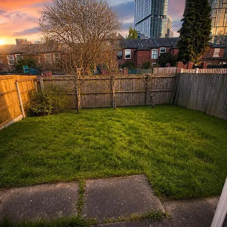 Convenient Centre 3bd With Free Parking Apartment *