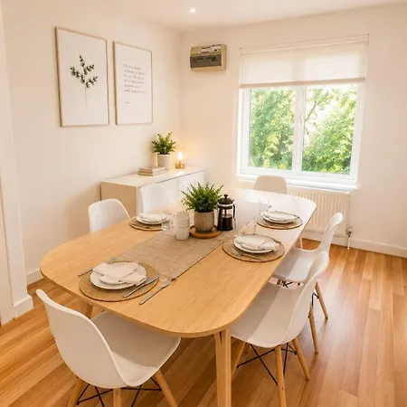 Large 5-bed Centre Townhouse With Secure Parking Manchester
