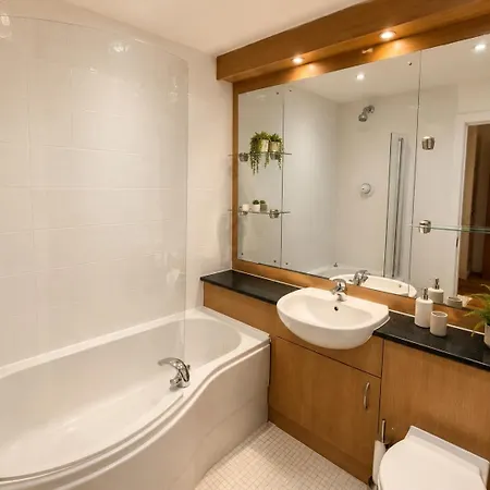 Dom wakacyjny Large 5-bed Centre Townhouse With Secure Parking