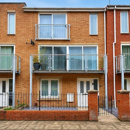 Large 5-bed Centre Townhouse With Secure Parking *