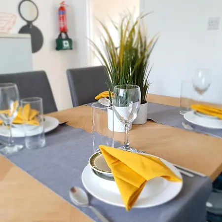 Spacious 3Bed Home In Manchester 5 Mins Walk To Clifton Station With Spacious Garden And Free Parking 度假居 *