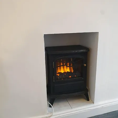 Free Parking - Spacious 3bed - 5 Mins Walk To Clifton Station With Spacious Garden *