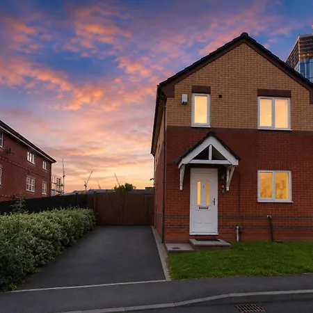 3 Bedroom House With Parking * Manchester