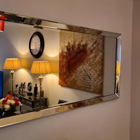 Cozy 2bd & 1ba Centre Luxury With Free Parking
