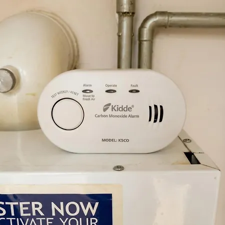 Spacious 4-bedroom In Moston, Casa de Férias Manchester
