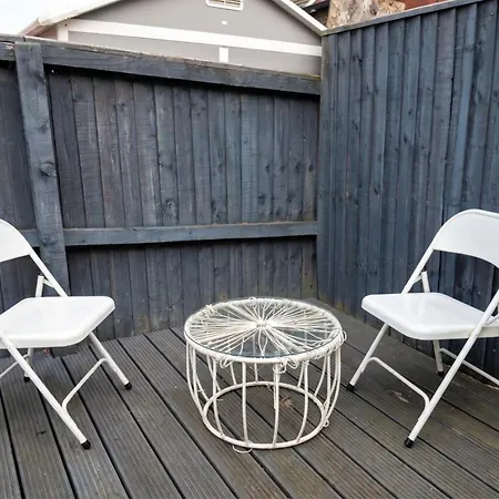 בית נופש Spacious 4-bedroom In Moston, *