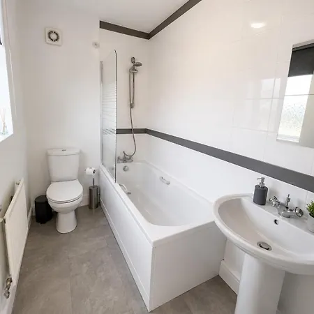 Spacious 3-bedroom House With 5 Beds And Sofa-bed Casa vacanze