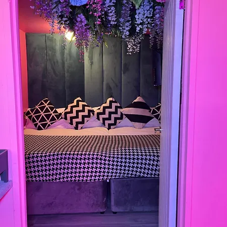 Appartamento Manchester's Only Themed Slumber Party For 8 With Makeup Manchester