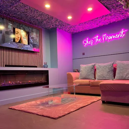 Manchester's Only Themed Slumber Party For 8 With Makeup Appartamento *