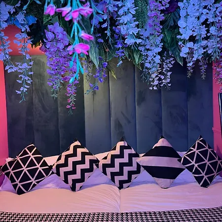 Manchester's Only Themed Slumber Party For 8 With Makeup *