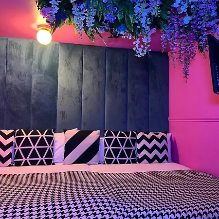 Manchester's Only Themed Slumber Party For 8 With Makeup *