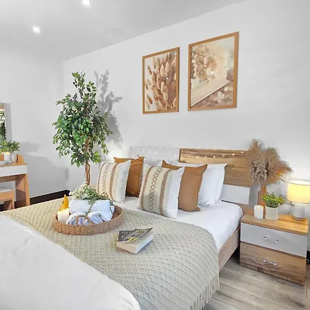 The Cozy Chapter - Spacious Near Centre & Old Trafford Holiday home *