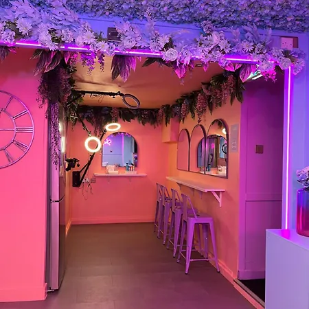 Aparthotel Manchester's Only Private Party For 12 With Makeup 3*