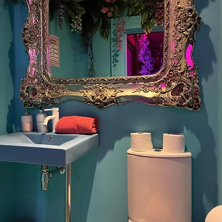 Manchester's Only Private Party For 12 With Makeup Aparthotel