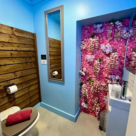 Aparthotel Manchester's Only Private Party For 12 With Makeup