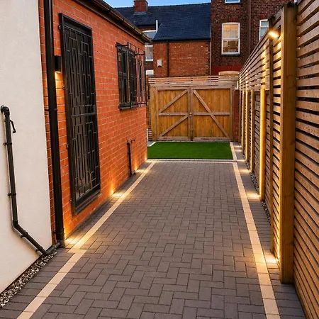 Luxury 6-bed Near Centre, Sleeps 12 Plus- Cinema Room, Games Room, 5 Bathrooms & Driveway For Multiple Cars Manchester