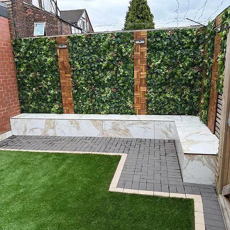 Villa Luxury 6-bed Near Centre, Sleeps 12 Plus- Cinema Room, Games Room, 5 Bathrooms & Driveway For Multiple Cars *