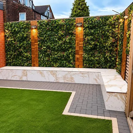 Luxury 6-bed Near Centre, Sleeps 12 Plus- Cinema Room, Games Room, 5 Bathrooms & Driveway For Multiple Cars