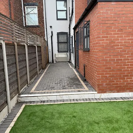 Luxury 6-bed Near Centre, Sleeps 12 Plus- Cinema Room, Games Room, 5 Bathrooms & Driveway For Multiple Cars