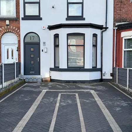 Villa Luxury 6-bed Near Centre, Sleeps 12 Plus- Cinema Room, Games Room, 5 Bathrooms & Driveway For Multiple Cars Manchester