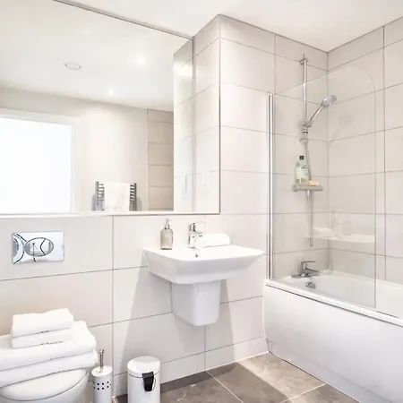 Modern 3 Bedroom *