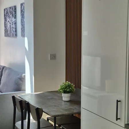 Bankwell Street Two Bedroom -apartment With Parking Daire *