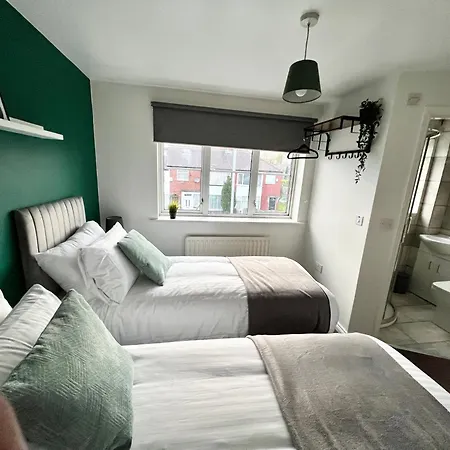 Spacious 3-bedroom House With 5 Beds And Sofa-bed * Manchester