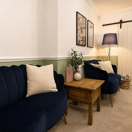 Modern 4-bed House, Free Parking & Wifi In Swinton Apartment Manchester