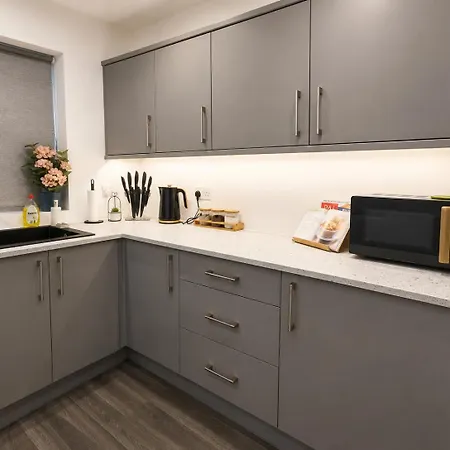 Apartment Modern 4-bed House, Free Parking & Wifi In Swinton *