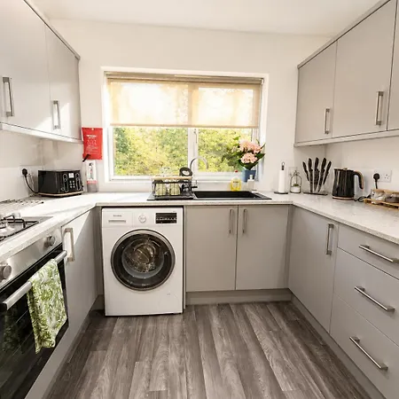Modern 4-bed House, Free Parking & Wifi In Swinton Manchester