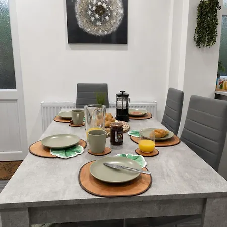 Modern 4-bed House, Free Parking & Wifi In Swinton