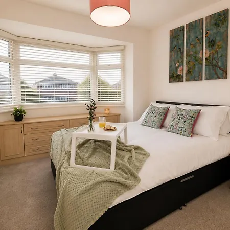 Apartment Modern 4-bed House, Free Parking & Wifi In Swinton