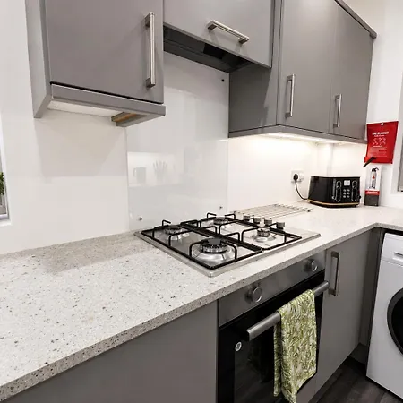 Modern 4-bed House, Free Parking & Wifi In Swinton Manchester
