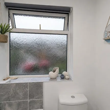Apartment Modern 4-bed House, Free Parking & Wifi In Swinton