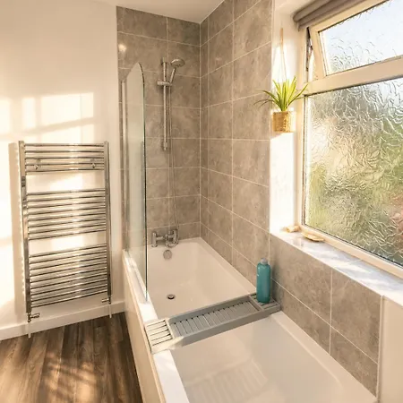 Modern 4-bed House, Free Parking & Wifi In Swinton * Манчестер