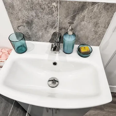 Apartment Modern 4-bed House, Free Parking & Wifi In Swinton