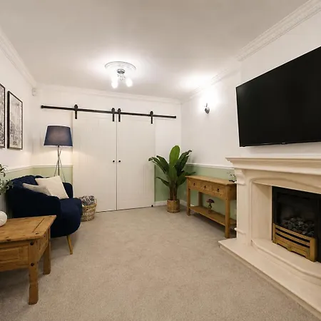 Apartment Modern 4-bed House, Free Parking & Wifi In Swinton *
