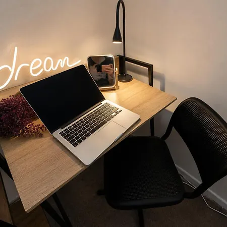Apartment Modern 4-bed House, Free Parking & Wifi In Swinton Manchester