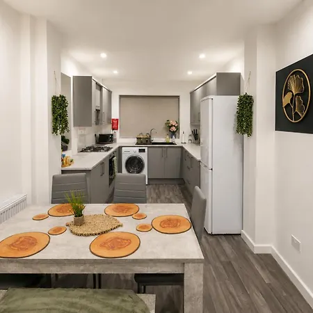 Modern 4-bed House, Free Parking & Wifi In Swinton Apartment *