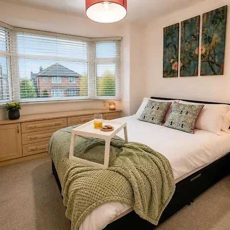 Modern 4-bed House, Free Parking & Wifi In Swinton *
