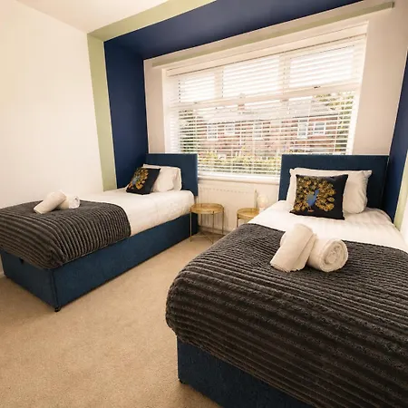 Modern 4-bed House, Free Parking & Wifi In Swinton Manchester