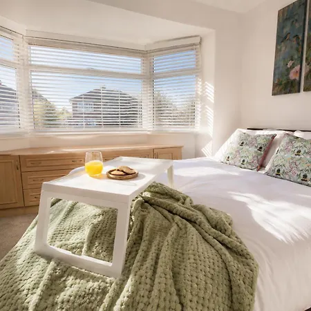 Modern 4-bed House, Free Parking & Wifi In Swinton Apartment *