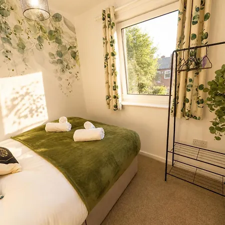 Modern 4-bed House, Free Parking & Wifi In Swinton Apartment Manchester