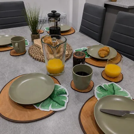 Modern 4-bed House, Free Parking & Wifi In Swinton Manchester