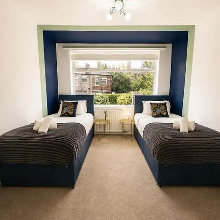 Apartment Modern 4-bed House, Free Parking & Wifi In Swinton