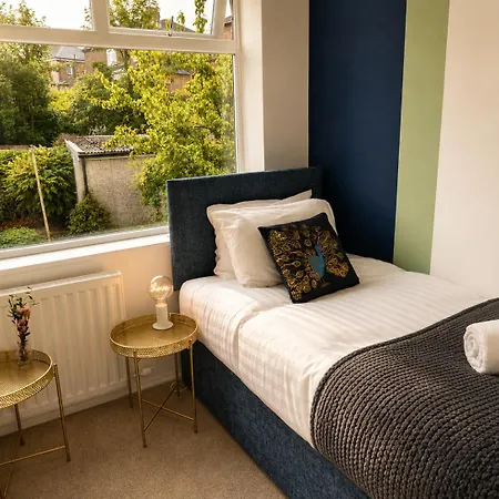 Apartment Modern 4-bed House, Free Parking & Wifi In Swinton Manchester
