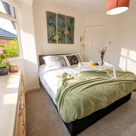 Modern 4-bed House, Free Parking & Wifi In Swinton Manchester