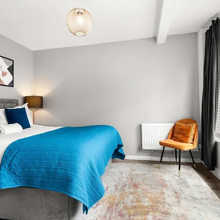 Free Parking 5 Minutes From Centre Manchester