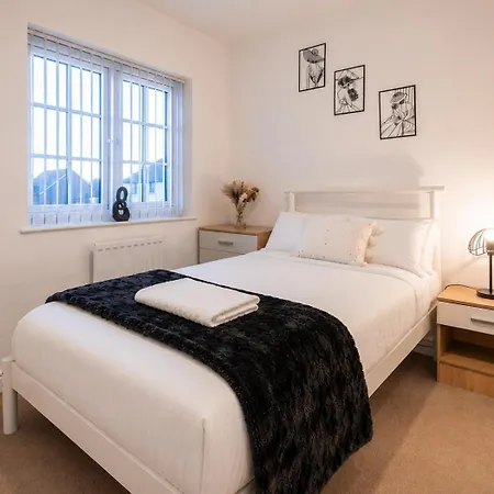 Spacious 4-bedroom In Moston, *